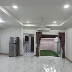 ให้เช่าทาวน์โฮม3ชั้น4นอนย่านเลียบด่วนประดิษฐ์มนูธรรม-เลียบทางด่วนรามอินทราใกล้เซ็นทรัลอีสวิว MRTลาดพร้าว71