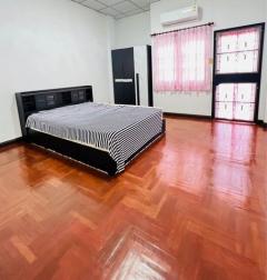 ให้เช่าทาวน์โฮม3ชั้น4นอนติดเลียบทางด่วนเอกมัย-รามอินทราหลังCDCพร้อมเฟอร์นิเจอร์