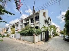 ขายทาวน์โฮม 26.2 ตร.ม. ย่านเอกมัยซอยเอกมัย22 เหมาะแก่การลงทุนรีโนเวทเพื่อการขายต่อหรือเพื่อพักอาศัย 