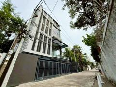 BTSทองหล่อ 1.7กม. ทองหล่อ19-27 เพชรบุรี ให้เช่า ทาวน์โฮมหรู 4.5 ชั้น+ชั้นลอย 320ตร.ม. 19ตร.วา. พร้อมลิฟท์  3-4นอน 4 น้ำพร้อมสระว่ายน้ำ 