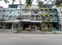 ขายอาคารพาณิชย์ 6 Unit และบ้านชั้นเดียว 1 หลัง เนื้อที่ 149 ตร.ว. ซอยสุขุมวิท 4