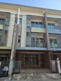 ขาย ทาวน์โฮม นวลจันทร์ ทาวน์พลัส เกษตร - นวมินทร์ พื้นที่ใช้สอย 195 ตรม เนื้อที่ 22 ตรว