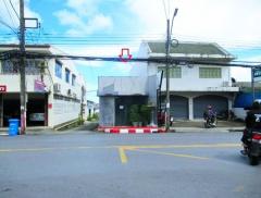 เซ็นทรัล ภูเก็ต 1.2กม. BIGC DIY ให้เช่าอาคาร126 ตร.ม. 28 ตร.วา. ติดถนนใหญ่  ในตัวเมืองภูเก็ต . วิทยาลัยภูเก็ต 1.5 กม. 2 นอน 1 น้ำ 
