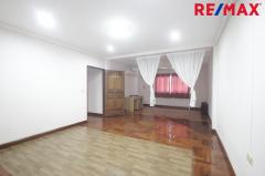 อาคารสำนักงาน5คูหาพร้อมโกดัง 157 ตารางวา ถ.บางกรวย ไทรน้อย หน้าหมู่บ้านบัวทองแลนด์ ตกแต่งต่อเติมพร้อมใช้งาน 3ชั้น มีชั้นลอย ดาดฟ้า 1,443 ตารางเมตร ใกล้แม็คโครบางบัวทอง-202510101437221760081842880.jpg