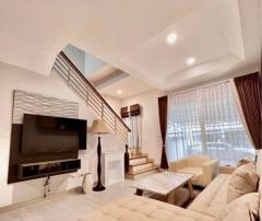 ให้เช่า ทาว์นโฮม สวยน่าอยู่ บ้านกลางเมือง พระราม9-วงแหวน  ตกแต่งสใตลล์ contemporary อยู่บนถนนกรุงเทพกรีฑา ใกล้ Wellington College -NTG232