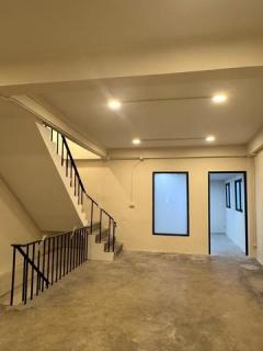 ให้เช่า อาคาร พาณิชย์ 4 ชั้นครึ่ง (ไม่รวมดาดฟ้า) ติดถนนสุขุมวิท คนพลุกพล่านทั้งวัน ติดรถไฟฟ้าBTSปุณณวิถี-202510141628561760434136189.jpg