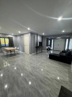 บ้านเช่าศรีนครินทร์ บ้านเช่าใกล้รถไฟฟ้า ตดแต่งใหม่ เฟอร์+เครื่องใช้ไฟฟ้าใหม่หมด เนื้อที่53ตรว. 3นอน 2น้ำ -202510151627181760520438960.jpg