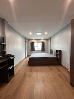 บ้านเช่าศรีนครินทร์ บ้านเช่าใกล้รถไฟฟ้า ตดแต่งใหม่ เฟอร์+เครื่องใช้ไฟฟ้าใหม่หมด เนื้อที่53ตรว. 3นอน 2น้ำ -202510151627191760520439618.jpg