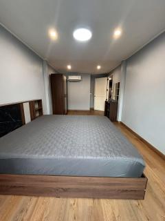 บ้านเช่าศรีนครินทร์ บ้านเช่าใกล้รถไฟฟ้า ตดแต่งใหม่ เฟอร์+เครื่องใช้ไฟฟ้าใหม่หมด เนื้อที่53ตรว. 3นอน 2น้ำ -202510151627201760520440250.jpg