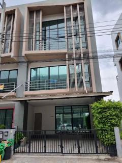 ให้เช่าทาวน์โฮม 3.5 ชั้น 28 ตร.ว. เวร่า บิสเน็ท ร่มเกล้า สุวรรณภูมิ ถ.ร่มเกล้า ใกล้สนามบินสุวรรณภูมิ
