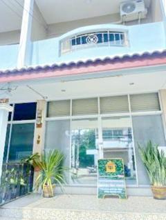 พร้อมเฟอร์ฯ เครื่องใช้ไฟฟ้า 2นอน  ถ.สุขุมวิท ตลาดรัตนากร 1.2กม.โลตัสพัทยา 1กม. เทพประสิทธิ์  ให้เช่าอาคาร2 ชั้น 26ตร.วา.206ตร.ม. 