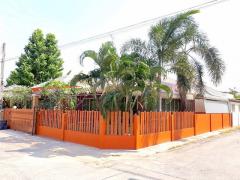 โตโยต้าบ้านโพธิ์ 2.8กม. การไฟฟ้าส่วนภูมิภาค ฉะเชิงเทรา ให้เช่าบ้านเดี่ยว 50ตร.วา. 200ตร.ม. 3นอน 2น้ำ พร้อมเฟอร์ฯ  โรบินสัน บางประกง 4.9 กม. 