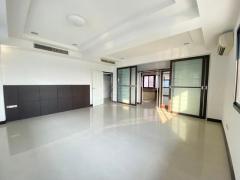 ให้เช่าโฮมออฟฟิศ 550 ตรม. หมู่บ้านรีเจ้นท์ รัชดา Regent Ratchada ซอยสหการประมูล ถนนประชาอุทิศ ย่านเหม่งจ๋าย – รัชดา - เลียบด่วน ** จอดรถ 8 คัน-202510251530541761381054858.jpg