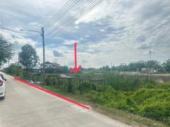 ขนาด 100 ตรว. หน้าที่ดินกว้าง 22เมตรยาวลึก 20เมตร เดินทางสะดวก ติดถนนคอนกรีตกว้าง 5 เมตร  เป็นแหล่งชุมชน เข้าออกได้หลายทาง ด้านหน้าแปลงติดถนนเลียบคลอง2 ด้านท้ายแปลงติดถนนลาดยาง เข้าออกได้ การคมนาคมสะดวก เหมาะสำหรับสร้างที่อยู่อาศัย ออฟฟิศ โกดัง ซื้อล-202510251556361761382596566.jpg