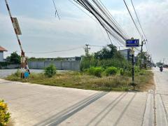 ที่ดินต้นซอยบงกช 43 ขนาด75 ตรว.เดินทางสะดวก ติดถนนคอนกรีตกว้าง 5 เมตร เป็นแหล่งชุมชน เข้าออกได้หลายทาง ด้านหน้าแปลงติดถนนเลียบคลอง2 ด้านท้ายแปลงติดถนนลาดยาง เข้าออกได้  การคมนาคมสะดวก เหมาะสำหรับสร้างที่อยู่อาศัย ออฟฟิศ โกดัง ซื้อลงทุน