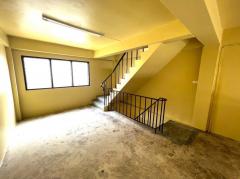 อาคารพาณิชย์ เบญจทรัพย์ คลอง 6 ถ. รังสิต- นครนายก ต. รังสิต อ.ธัญบุรี  จ.ปทุมธานี พื้นที่ ขนาด 16 ตารางวา มี 3.5 ชั้น(มีชั้นลอย)  หน้ากว้าง 4 เมตร ลึก 12 เมตร พื้นที่ใช้สอย 170 ตารางเมตร  ลักษณะ พื้นปูน มี 1 ห้องน้ำ ภายในตัวอาคารมีลักษณะเป็นโถงใหญ่ พ-202510251803011761390181551.jpg