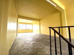 อาคารพาณิชย์ เบญจทรัพย์ คลอง 6 ถ. รังสิต- นครนายก ต. รังสิต อ.ธัญบุรี  จ.ปทุมธานี พื้นที่ ขนาด 16 ตารางวา มี 3.5 ชั้น(มีชั้นลอย)  หน้ากว้าง 4 เมตร ลึก 12 เมตร พื้นที่ใช้สอย 170 ตารางเมตร  ลักษณะ พื้นปูน มี 1 ห้องน้ำ ภายในตัวอาคารมีลักษณะเป็นโถงใหญ่ พ-202510251803021761390182224.jpg