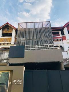 รหัสC6931 ให้เช่าโฮมออฟฟิศ 3ชั้น ตกแต่งสไตล์ LOFT ถนนพระราม9 ซอย19 ใกล้ทองหล่อ เอกมัย