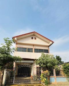 ขายบ้านพร้อมที่ดิน ในตัวเมืองพิษณุโลก 2 ชั้น มีดาดฟ้า เนื้อที่ 42 ตร.ว. แถมฟรีเฟอร์นิเจอร์ พร้อมเข้าอยู่ โทร 081-9629980