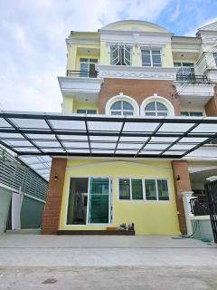 ตลาดเมืองทอง 300 ม. เช่าทาวน์โฮม 3 ชั้นรพ.มงกุฏวัฒนะ 400 ม. หลังริม 29 ตร.วา. MRT แจ้งวัฒนะ14 550 ม.349 ตร.ม.  3นอน 4 น้ำ 