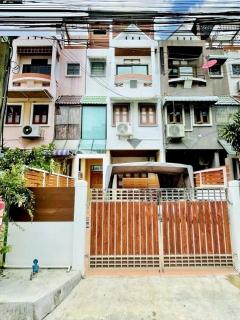 จัดเต็มเฟอร์ฯ 3นอน 2น้ำ  BTSแบริ่ง 1.3กม. ให้เช่าทาวน์เฮ้าส์สุดหรู 3 ชั้น หรูหรา  24ตร.วา.โลตัส สุขุมวิท105 650 ม.ลาซาล18-26   274ตร.ม. 