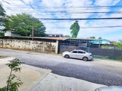 ให้เช่าโกดัง2ชั้น เกือบ 1ไร่  372ตร.วา โรงเรียนบ้านเจียรดับ 1.3 กม. เข้าได้รถบรรทุกใหญ่ 40 ฟุต หนองจอก ห้องพักพนักงาน 6ห้อง 