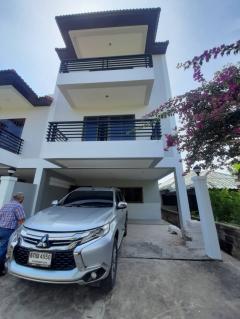 ทาวน์เฮ้าส์ 3 ชั้น Renovate ใหม่ทั้งหลัง หัวหิน จ.ประจวบคีรีขันธ์