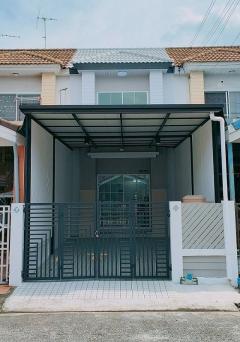 ขายทาวน์เฮ้าส์ 2 ชั้น หมู่บ้านพูนสินธานี 3 เนื้อที่ 17.9 ตารางวา   ซอยเคหะร่มเกล้า 64 ถนนเคหะร่มเกล้า แขวงคลองสองต้นนุ่น เขตลาดกระบัง กรุงเทพฯ