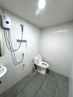 ให้เช่าทาวเฮ้าส์ ห้วยขวาง 20ตรวใกล้ MRTห้วยขวาง  3ห้องนอน  2ห้องน้ำเฟอร์นิเจอร์ครบทุกห้อง ห้องครัว  โซฟา เตาดูดควัน โต๊ะทานอาหาร  ตู้เย็น เตียงนอน-202510281446521761637612096.jpg