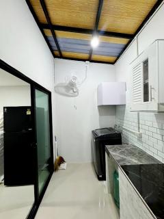 ให้เช่าทาวเฮ้าส์ ห้วยขวาง 20ตรวใกล้ MRTห้วยขวาง  3ห้องนอน  2ห้องน้ำเฟอร์นิเจอร์ครบทุกห้อง ห้องครัว  โซฟา เตาดูดควัน โต๊ะทานอาหาร  ตู้เย็น เตียงนอน-202510281446531761637613049.jpg