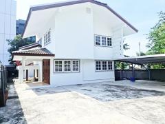 หลังใหญ่ สภาพดี พร้อมเฟอร์ฯ MRT ภาวนา 200ม. ลาดพร้าว 40-48 ให้เช่าบ้านเดี่ยวสุดหรู 2 ชั้น5 นอน 4 น้ำ ตลาดโชคชัย 4 1.4 กม.เดินทางง่าย