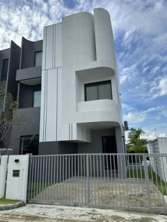 ให้เช่าบ้านแฝด 3 ชั้น 203 ตร.ม. โครงการอัลติจูด ฟอเรสต์ อ่อนนุช-ลาดกระบัง พร้อมสระว่ายน้ำ