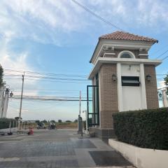 ให้เช่าบ้านทาว์เฮาส์  ม.บ้าน พฤกษา 102 บางนาตราด กม. 25 ราคาเพียง 13,500บาท/เดือน พร้อมเฟอร์ รวมค่าส่วนกลาง-202510310944471761878687203.jpg