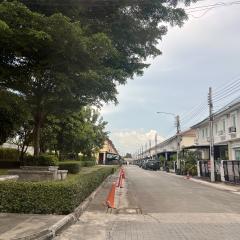 ให้เช่าบ้านทาว์เฮาส์  ม.บ้าน พฤกษา 102 บางนาตราด กม. 25 ราคาเพียง 13,500บาท/เดือน พร้อมเฟอร์ รวมค่าส่วนกลาง-202510310944501761878690143.jpg