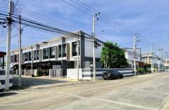 สวยสุดในหมู่บ้าน บ้านตัวอย่าง ตกแต่งจัดเต็ม ทาวน์เฮ้าส์ 2 ชั้น แปลงมุม ทำเลดีโซนหน้าโครงการ ม.แกรนด์วิลล์ ปทุมธานี-สายใน
