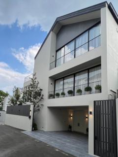 ให้เช่า ทาวน์โฮม ทาวน์โฮมหลังใหญ่ 3 ชั้น ซอยปรีดี26 มีสระน้ำเกลือพร้อมลิฟต์แก้ว สุขุมวิท 71 486 ตรม 60 ตรว 4นอน5น้ำ และห้องผู้สูงวัย