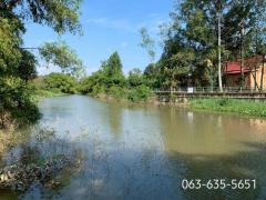 ขายบ้านสวนติดแม่น้ำนครนายก ขนาดย่อม สงบร่มรื่น ตรงข้ามวัดโบสถ์การ้อง ต.ท่าช้าง อ.เมืองนครนายก แม่น้ำสวยสะอาดตา เขตอภัยทาน