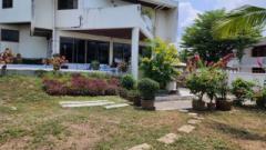 ขายบ้านพร้อมที่ดิน 550 ตารางวา มีบ้านสองหลังใหญ่ ที่ดินติดถนนเข้าออกได้หลายทาง