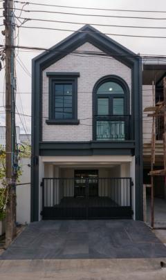 ขายทาวน์เฮ้าส์ รีโนเวทใหม่ หมู่บ้าน คลองตันนิเวศน์ ซอยปรีดีพนมยงค์ 42 สไตล์ Modern French Classic ใจกลางเมือง ใกล้เอกมัย & ทองหล่อ บ้านทิ
