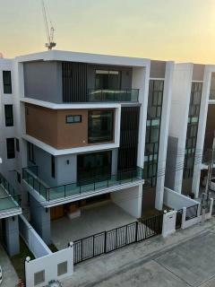 ให้เช่าโฮมออฟฟิศ4ชั้นย่านบางนากิ่ง