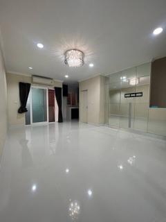 ทาว์โฮมให้เช่าบ้านติดถนนถระรามเก้า บ้าน3 ชั้น 3นอน บิวท์อินสวย หมู่บ้านกลางเมือง พระราม 9 มอเตอร์เวย์ ติดถนนใหญ่คู่ขนานมอเตอร์เวย์