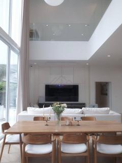 ขายบ้านเดี่ยวสไตล์พูลวิลล่า-สีขาว-Mi