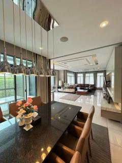 NG041 ขาย บ้านเดี่ยว สไตล์หรู Tha Palm Pattanakarn พร้อมเข้าอยู่-202511122032031762954323744.jpg