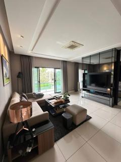 NG041 ขาย บ้านเดี่ยว สไตล์หรู Tha Palm Pattanakarn พร้อมเข้าอยู่-202511122032091762954329218.jpg