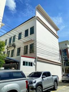 เซ็นทรัล บางนา 600 ม. ให้เช่าทาวน์โฮม  3.5ชั้น  21ตร.ว. 270 ตร.ม.MRT ศรีลาซาล 1.3กม.   มอนเตสซอรี่ อะแคเดอมี่ 200 ม. 3 นอน 4 น้ำ 