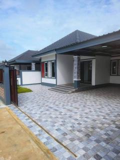 บ้านใหม่พนัสนิคม เนื้อที่เริ่มต้น​ 50​ ตรว   3 นอน 2 น้ำ จอดรถ 2 คัน หน้าบ้านไม่ตรงกับใคร