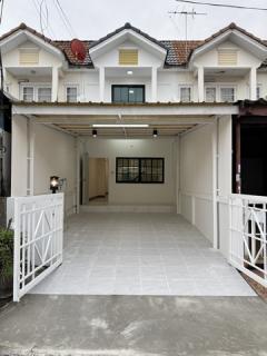 ขายทาวน์เฮ้าส์ 2 ชั้น  หมู่บ้านลัลลี่วิลล์ 2 รีโนเวทใหม่ทั้งหลัง พร้อมอยู่ 