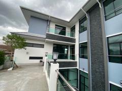 ขายบ้านเดี่ยว 3 ชั้น พร้อมสระว่ายน้ำ ทำเลดี  เขตสวนหลวง จังหวัดกรุงเทพมหานคร -202511190924041763519044258.jpg