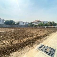 รร.เด่นหล้า พระราม 5 2.5 กม.  เซ็นทรัล เวสต์วิลล์ 1.3กม.ที่ดินเปล่าถมแล้ว 400 ตร.วา. (1 ไร่)  วงเวียนพระราม 5  เดอะวอล์ค ราชพฤกษ์ 2.6กม. 