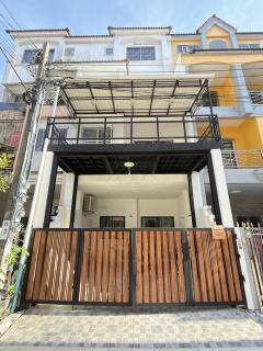 ให้เช่าทาวน์โฮม-4-ชั้น-180-ตรม.-หมู่บ้าน